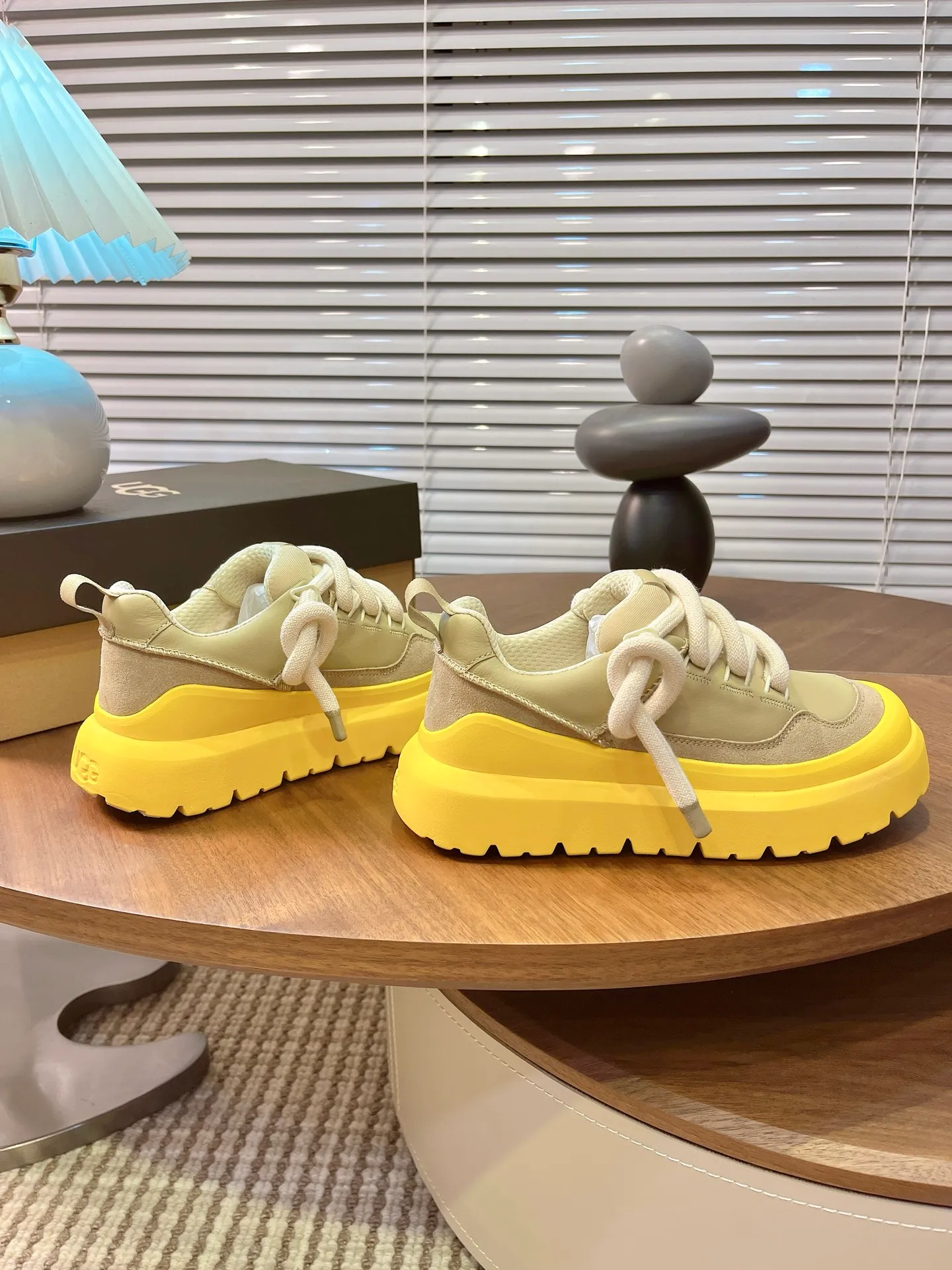 [UGG] P: 600💰 Couple shoes Size: Women's size 35-40 / Men's size 40-44 ugg top quality G131 What you see is what you get UGG new autumn and winter couple series cotton shoes snow boots cotton shoes fur shoes As a leading brand, this new pair also continues its consistent concept of comfort. It is light and comfortable on the feet, as if stepping on clouds. Moreover, its sole is made of EVA material, which is non-slip and wear-resistant. It is stable whether walking or running. You no longer have to worry about tired feet from walking! In addition to comfort, the design of this new pair is also super fashionable! The simple lines and smooth tailoring can be matched with both casual wear and formal occasions. Moreover, the plush decoration on the upper is the finishing touch, making the whole pair look more cute and playful. It is definitely a must-have item for trendy women! Upper: nubuck leather lining: wool